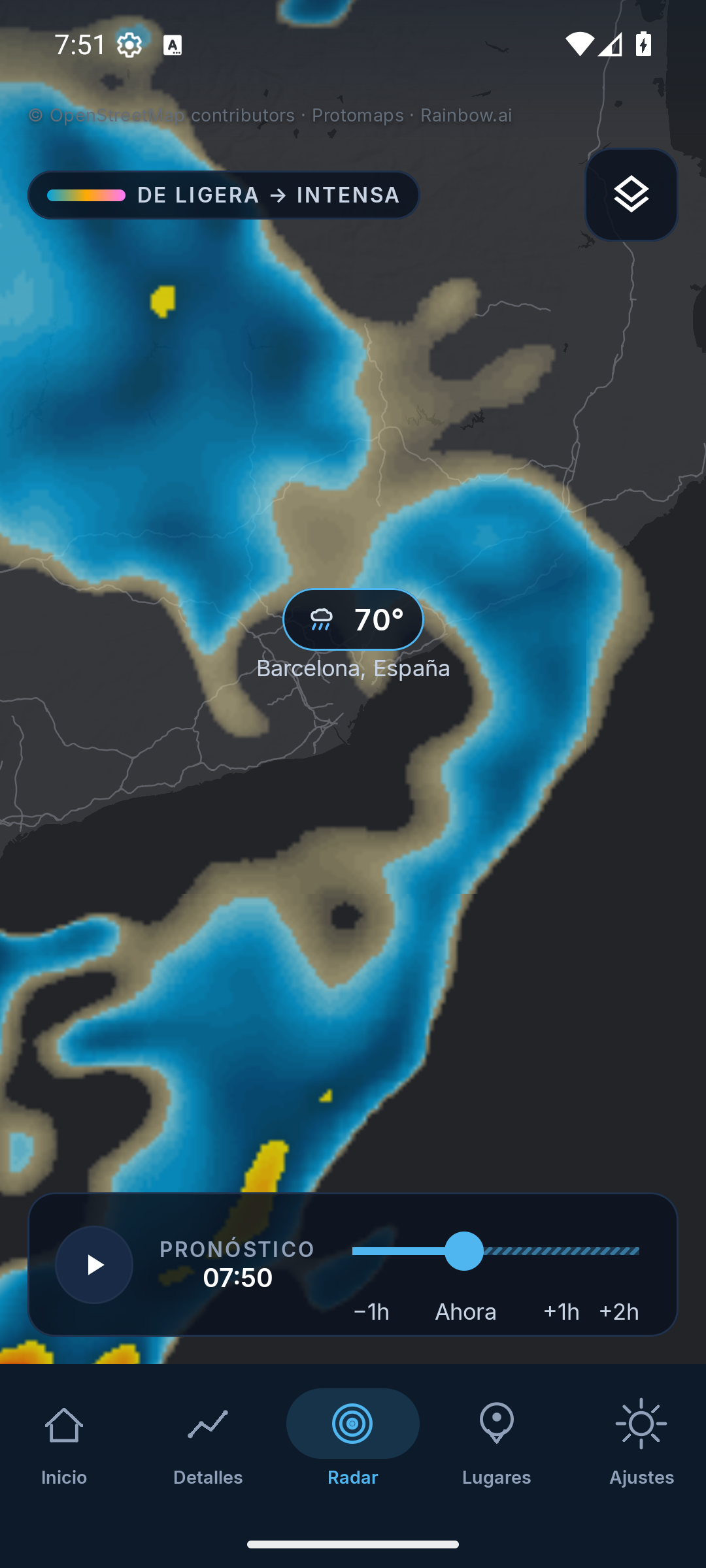 Android radar preview over Barcelona with a past-to-future precipitation timeline. Interface shown in Spanish.